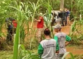 Família é resgatada pela PM sendo levada com carro e tudo durante a chuva na Capital