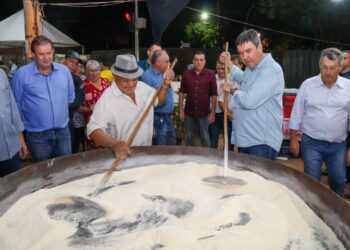 Na “Festa da Farinha”, governador garante parceria nas obras de infraestrutura e pavimentação em Anastácio