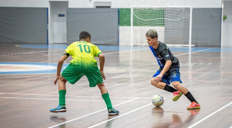 Curso gratuito de treinamento de futsal chega a Ribas do Rio Pardo no fim de semana