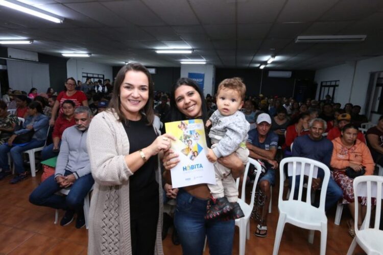 Prefeitura beneficia 300 famílias da Capital com assinatura de contratos de Habitação e Regularização Fundiária