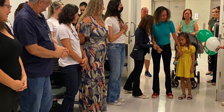 Após AVC grave, paciente surpreende ao cantar Parabéns para celebrar 3 anos de renascimento
