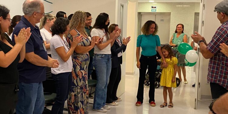 Após AVC grave, paciente surpreende ao cantar Parabéns para celebrar 3 anos de renascimento