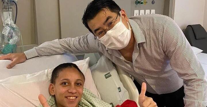 Após AVC grave, paciente surpreende ao cantar Parabéns para celebrar 3 anos de renascimento