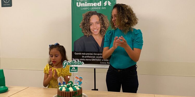 Após AVC grave, paciente surpreende ao cantar Parabéns para celebrar 3 anos de renascimento