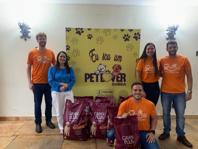 Shopping da Capital entrega 145 kgs de doações de ração para pets