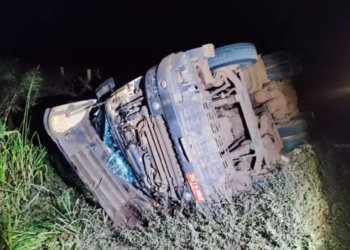 Condutor de caminhão fica ferido, após perder controle e capotar veículo na BR-158