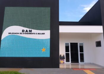 PM aposentado é preso por ameaçar mulher com facas, arma de choque e munições em casa
