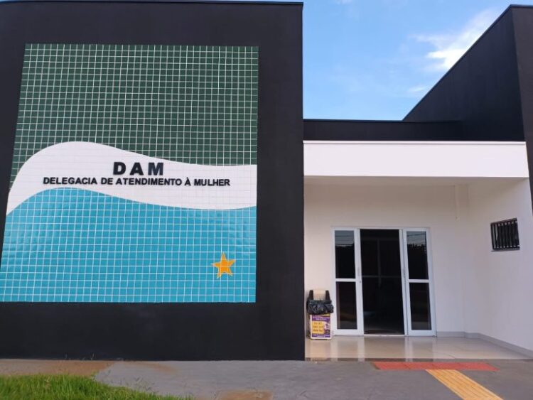PM aposentado é preso por ameaçar mulher com facas, arma de choque e munições em casa