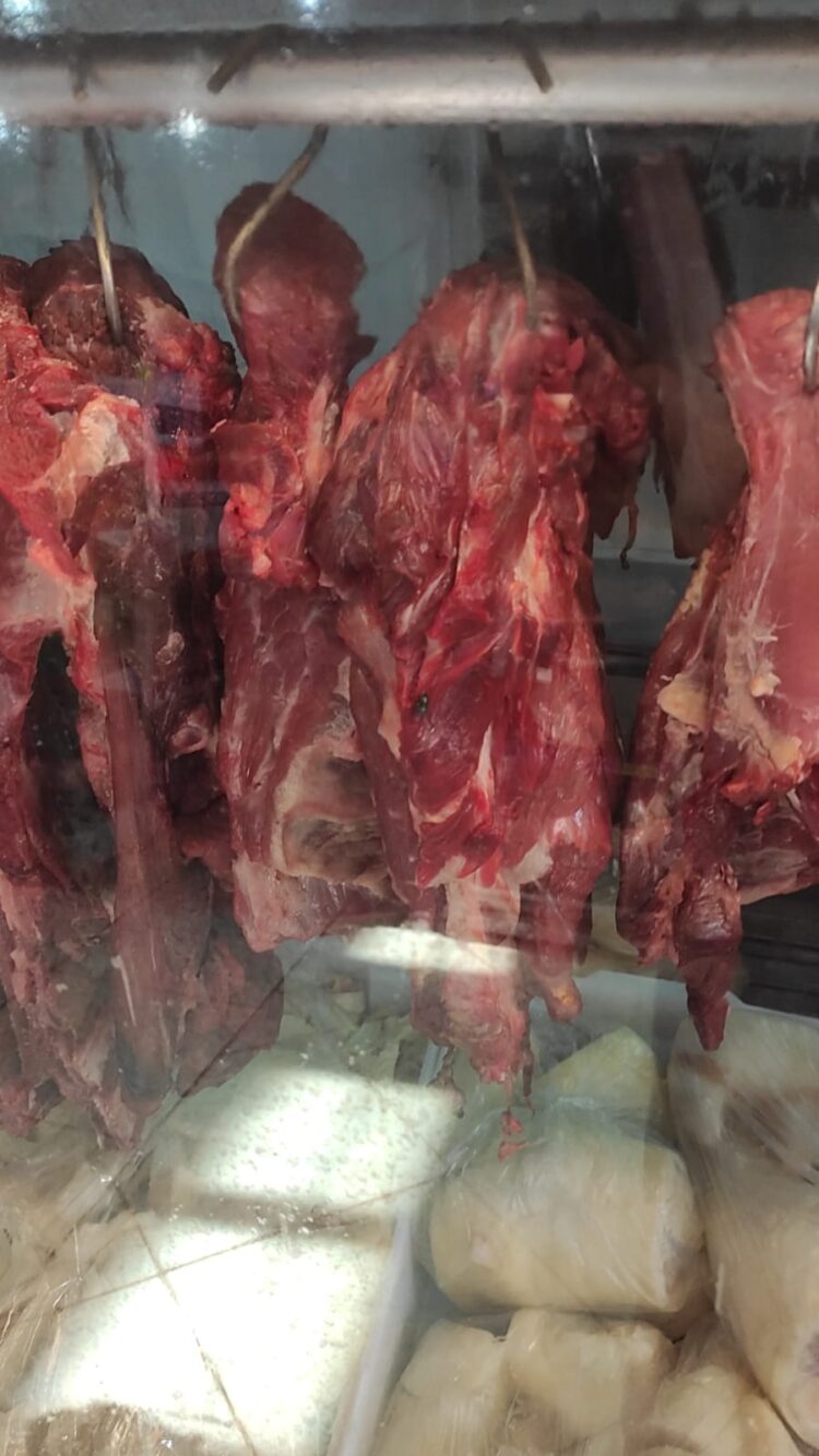Dono de supermercado é preso por vender alimentos impróprios para consumir na Capital