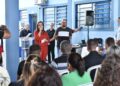 De look vermelho, prefeita Adriane celebra reforma de escola no Bairro Alves Pereira