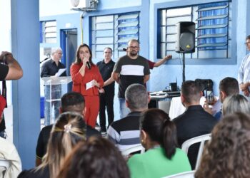 De look vermelho, prefeita Adriane celebra reforma de escola no Bairro Alves Pereira