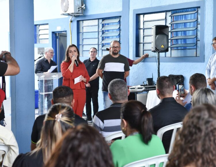 De look vermelho, prefeita Adriane celebra reforma de escola no Bairro Alves Pereira