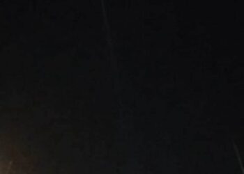 Vídeo: Helicóptero da PM ilumina quintais de casa na Capital e população “estranha”