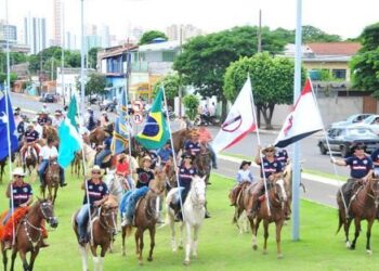 Cavalgada no centro de Campo Grande divulga Brasileirão do Laço Comprido