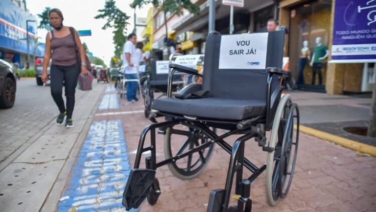 Prefeitura promove ação de conscientização e respeito à vaga de estacionamento para PCDs
