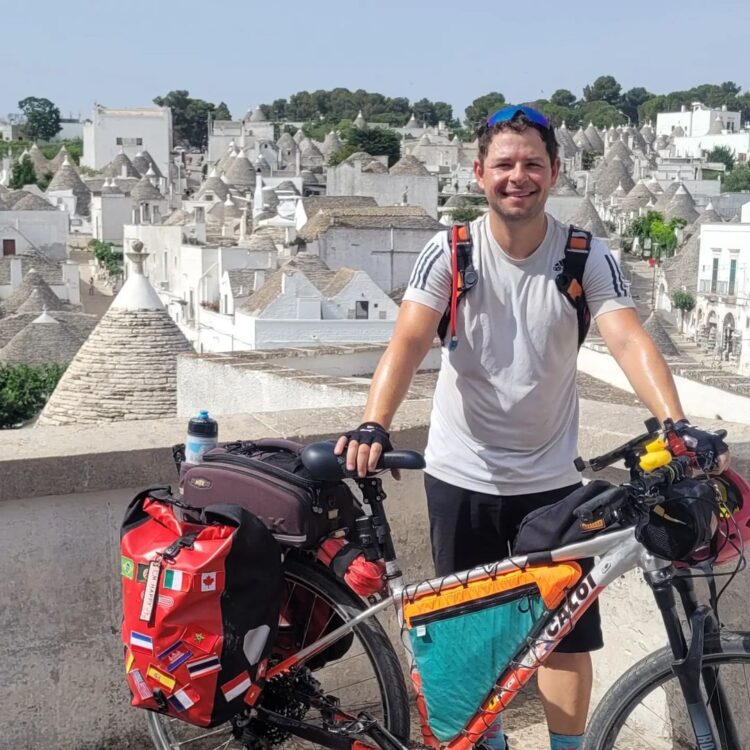 Empresário embarca em aventura de bike enfrentando mais de 4,1 km em 77 dias