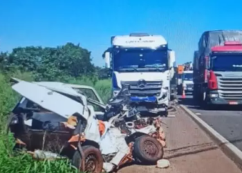 Após ultrapassagem, mulher colide Fiat Uno contra carreta e morre na BR-158