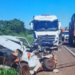Após ultrapassagem, mulher colide Fiat Uno contra carreta e morre na BR-158
