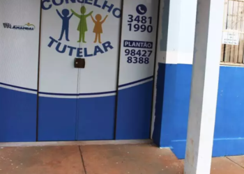 Criança de 2 anos é abandonada em casa, após pais bêbados brigarem e saírem em MS