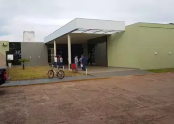 Carro deixa homem ferido a facadas em hospital, ele não resiste e morre logo depois