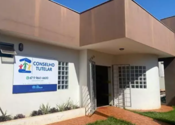 Menina é agredida pela prima, sofre corte e tem cabeça costurada pela própria autora