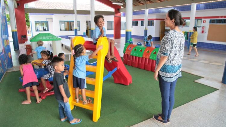 Monitores de alunos aprovados em seleção devem entregar documentação até dia 15