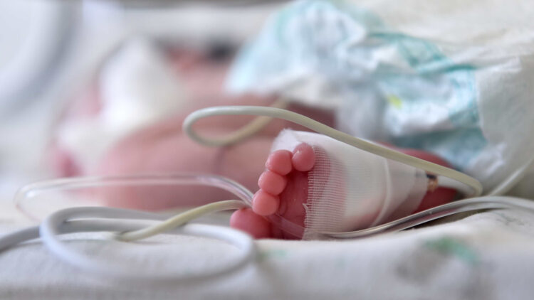Bebê tem cabeça arrancada durante o parto em hospital