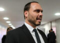 Carlos Bolsonaro dificulta apuração de ‘rachadinha’, após saque de 90% do salário em 16 anos