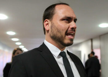 Carlos Bolsonaro dificulta apuração de ‘rachadinha’, após saque de 90% do salário em 16 anos