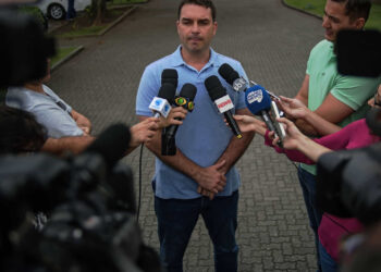Senador Flávio Bolsonaro terá de pagar R$ 5 mil por Fake News sobre ‘Lula satanista’