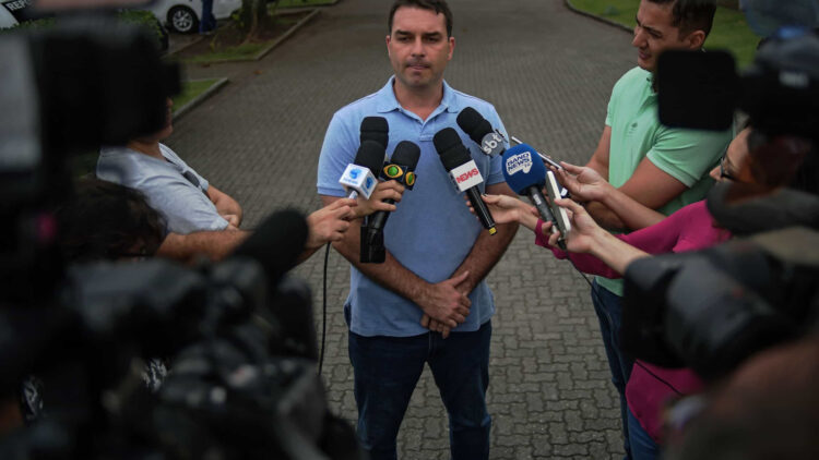 Senador Flávio Bolsonaro terá de pagar R$ 5 mil por Fake News sobre ‘Lula satanista’