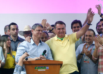 Bolsonaro chega à Agrishow junto com governador de SP, Tarcísio de Freitas