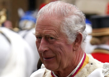 Coroação começa com chuva fina em Londres e frase dita pelo rei Charles 3º