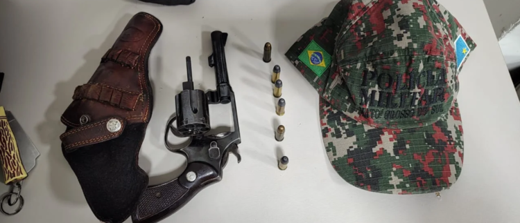 Homem é preso pela PMA no momento em que exibia arma na cintura para amigos