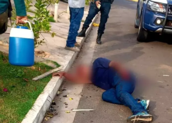 Homem tenta matar esposa a facadas e filho da mulher o agride com garrafas e madeiras