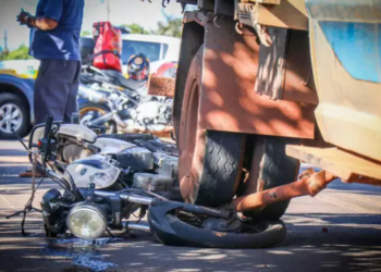 Em acidente na Capital, condutor fica ferido ao ser arrastado com moto por caminhão