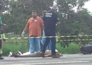 Sem capacete, homem tenta ultrapassar carreta é atropelado e morre na BR-163