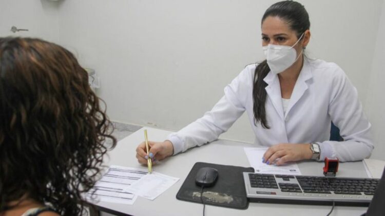Prefeitura convoca médicos da família, clínicos e pediatras para reforçar atendimento nas unidades