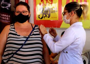 Prefeitura abre 5 unidades e faz itinerante em supermercado para vacinação no fim de semana