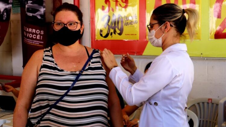 Prefeitura abre 5 unidades e faz itinerante em supermercado para vacinação no fim de semana