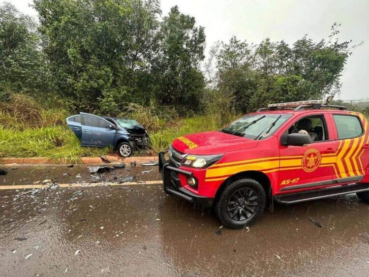 Colisão entre Uno e Prisma mata homem e deixa idoso e jovem feridos
