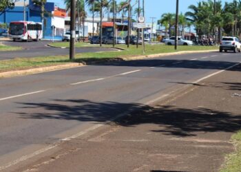 Condutor de Nissan Versa bate em 2 árvores na Avenida Gury Marques e morre