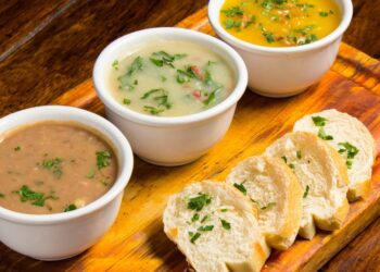 Com noites mais frias, caldos são dicas gastronômicas para esquentar e relaxar
