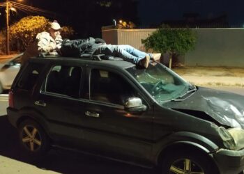 Bêbado, condutor de Ecosport atropela motociclista e o arrasta em cima do capô
