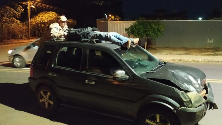 Bêbado, condutor de Ecosport atropela motociclista e o arrasta em cima do capô