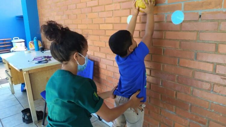 Atendimento gratuito em Fisioterapia Respiratória Infantil é oferecido na Capital