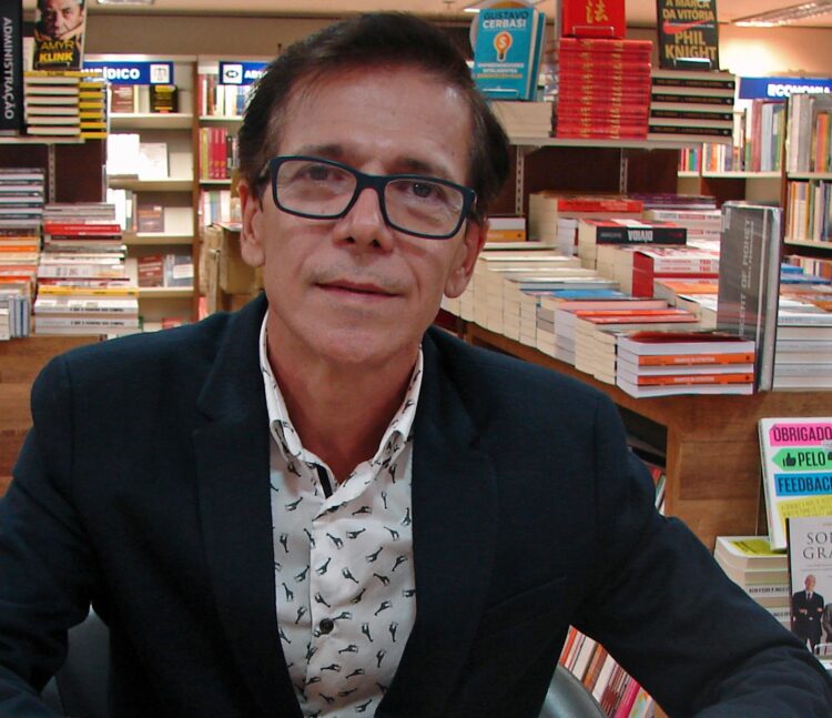 Paulo Nolasco comemora aniversário com lançamento de dois livros