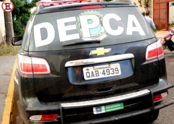 Mãe e padrasto são presos por deixarem 4 crianças de 1 a 8 anos sozinhas em CG