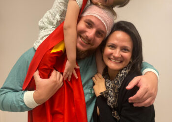 De super-heróis, pequenos pacientes entram “em ação” rumo à cirurgia