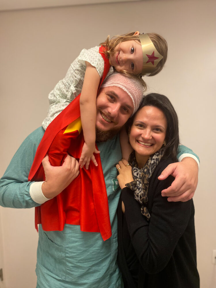 De super-heróis, pequenos pacientes entram “em ação” rumo à cirurgia